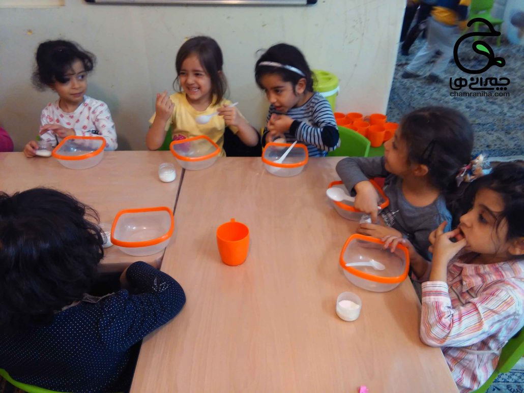 خانواده بزرگ شهید چمران آشپزی خیالی با نمک و شکر برای کودکان پنج ساله