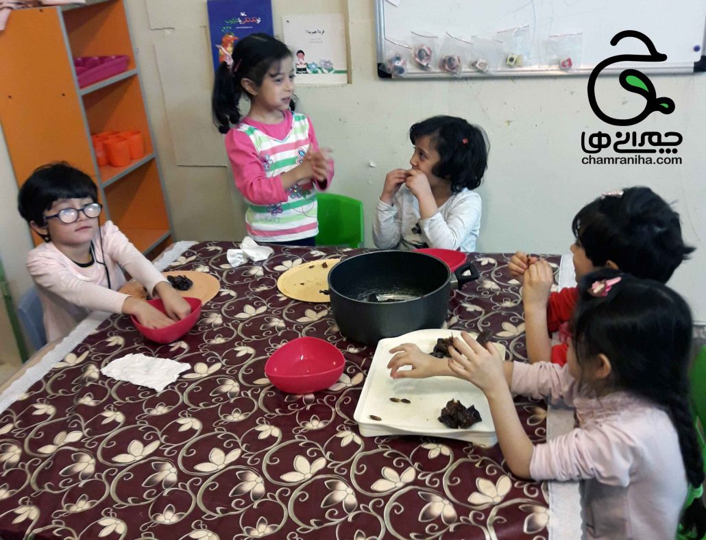 خانواده بزرگ شهید چمران درست کردن شیرینی خرمایی برای کودکان پنج ساله