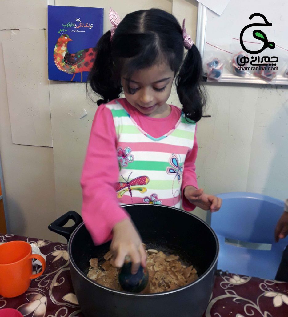 خانواده بزرگ شهید چمران درست کردن شیرینی خرمایی برای کودکان پنج ساله