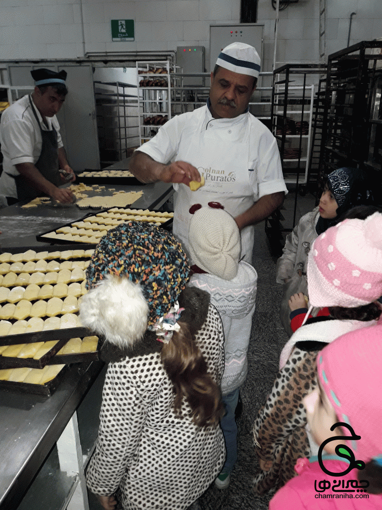 خانواده بزرگ شهید چمران اردوی شیرینی پزی و درست کردن شیرینی توسط قناد های چمرانی