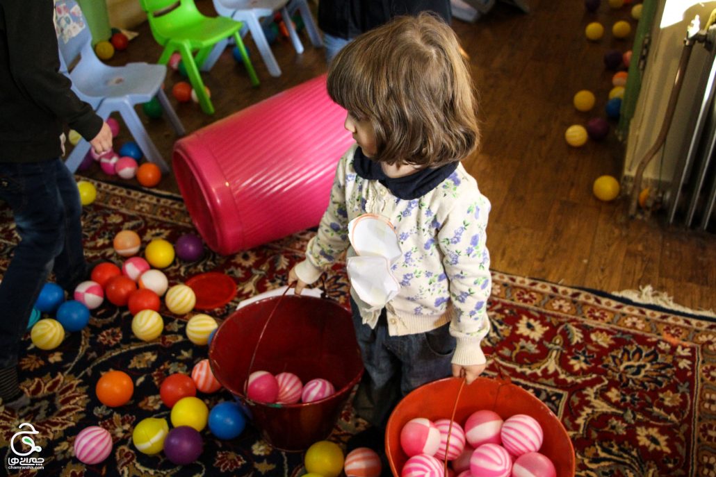 خانواده بزرگ شهید چمران کارگاه مادر و کودک؛ بازی با توپ های رنگی رنگی