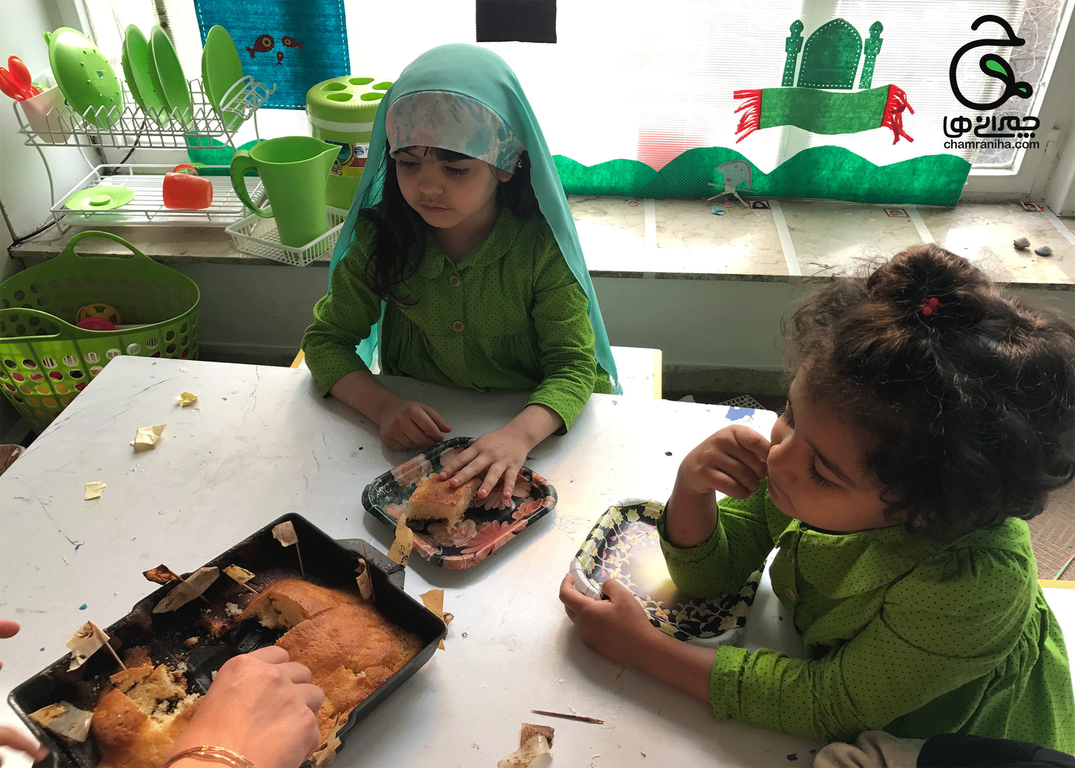 خانواده بزرگ شهید چمران کیک وانیلی، دستپخت دخترهای شش ساله ی چمرانی