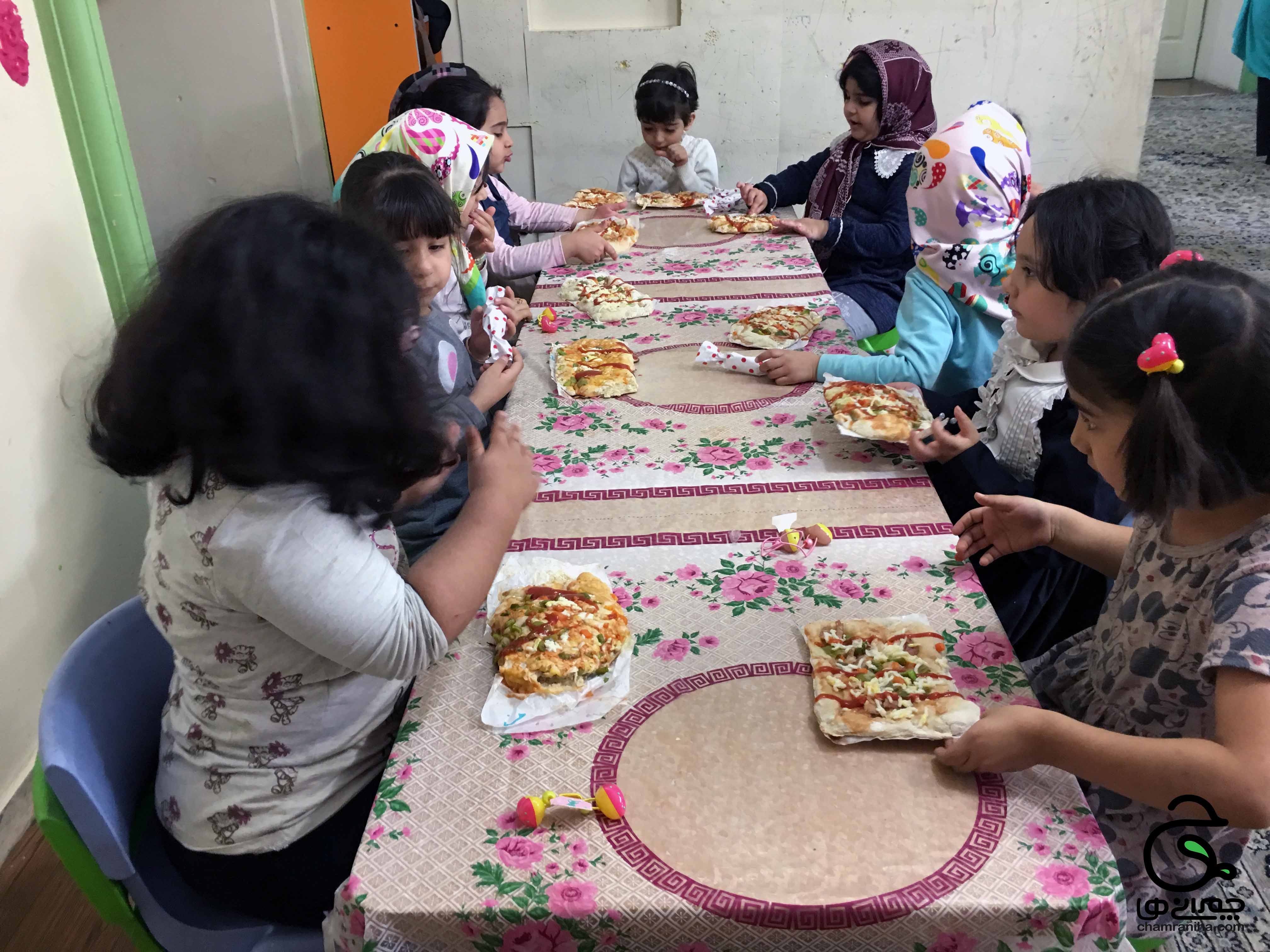 خانواده بزرگ شهید چمران یک پیتزای خوشمزه برای جشن تولد امام زمان