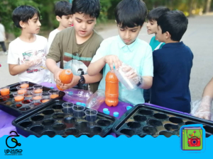 خانواده بزرگ شهید چمران پخش نذری ولادت امام رضا دوم دبستان