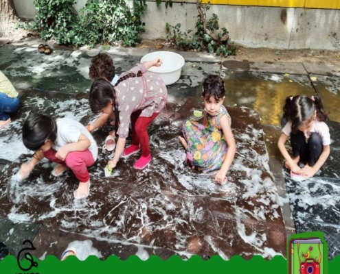 کف بازی کردن در حیاط