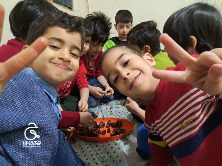 خانواده بزرگ شهید چمران رنگینک جنوبی؛ تجربهای خوشمزه برای یادگیری مهارتهای زندگی Image of 1 23 705x529 خانواده بزرگ شهید چمران رنگینک جنوبی؛ تجربهای خوشمزه برای یادگیری مهارتهای زندگی