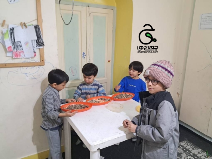 خانواده بزرگ شهید چمران رنگینک جنوبی؛ تجربهای خوشمزه برای یادگیری مهارتهای زندگی Image of 2 19 705x529 خانواده بزرگ شهید چمران رنگینک جنوبی؛ تجربهای خوشمزه برای یادگیری مهارتهای زندگی