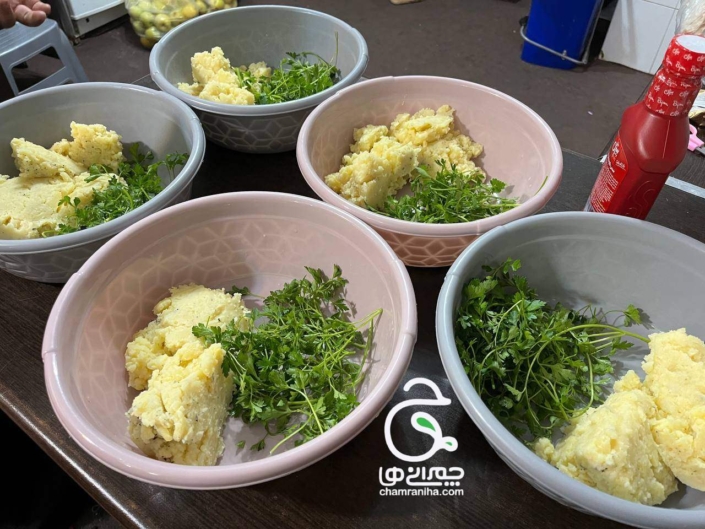 خانواده بزرگ شهید چمران پخت سمبوسه؛ تجربه‌ای خوشمزه برای یادگیری مهارت‌های زندگی