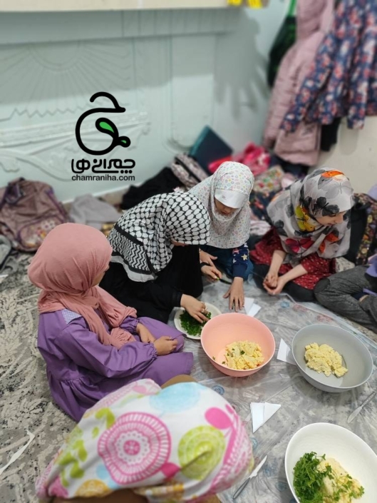خانواده بزرگ شهید چمران پخت سمبوسه؛ تجربه‌ای خوشمزه برای یادگیری مهارت‌های زندگی