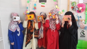 خانواده بزرگ شهید چمران ساخت دوربین با لوله دستمال کاغذی