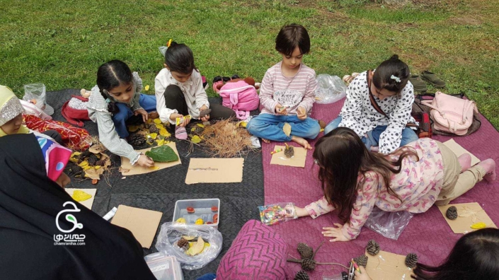 خانواده بزرگ شهید چمران درست کردن تابلو در دل طبیعت