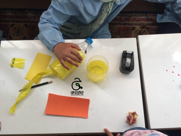 خانواده بزرگ شهید چمران ساخت عروسک با بطری بازیافتی