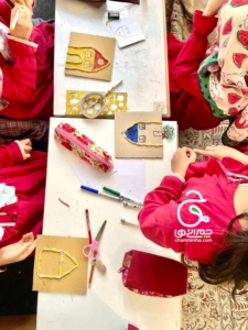 خانواده بزرگ شهید چمران نقاشی با ماکارونی و کاموا