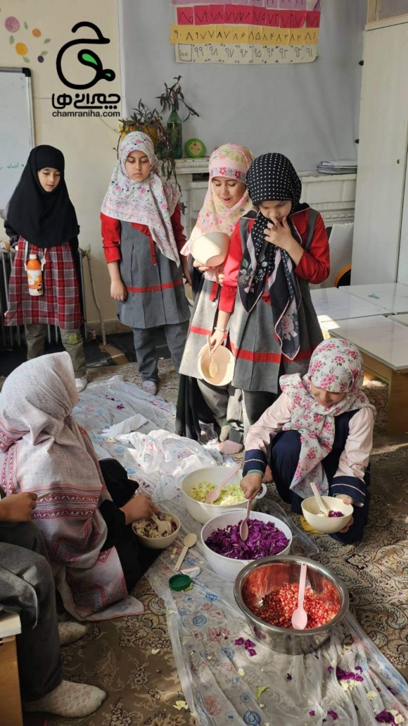 خانواده بزرگ شهید چمران سالاد انار و کلم؛ تجربه‌ای خوشمزه برای یادگیری مهارت‌های زندگی