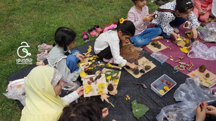 خانواده بزرگ شهید چمران درست کردن تابلو در دل طبیعت