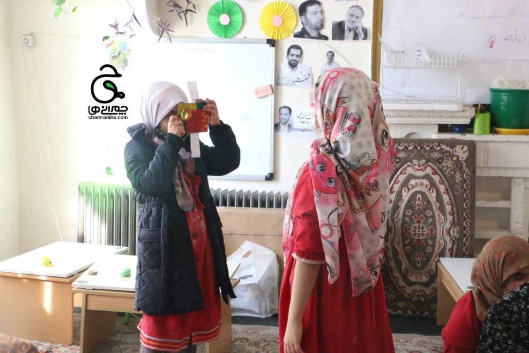 خانواده بزرگ شهید چمران ساخت دوربین با لوله دستمال کاغذی