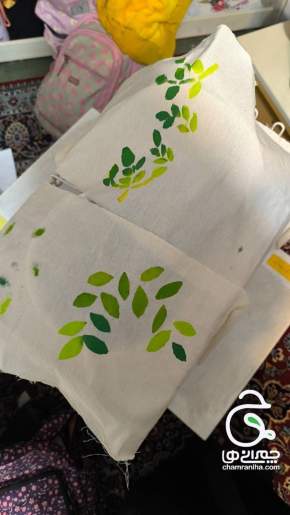 خانواده بزرگ شهید چمران چاپ روی پارچه با رنگ