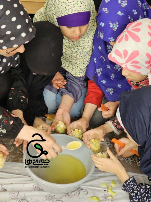 خانواده بزرگ شهید چمران ژله سیب؛ تجربه‌ای خوشمزه برای یادگیری مهارت‌های زندگی