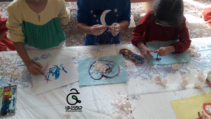 خانواده بزرگ شهید چمران نقاشی با پوست تخم مرغ