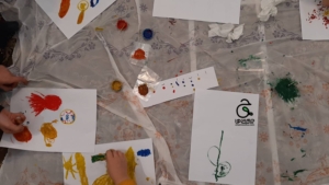 خانواده بزرگ شهید چمران نقاشی با گوش‌ پاک‌ کن