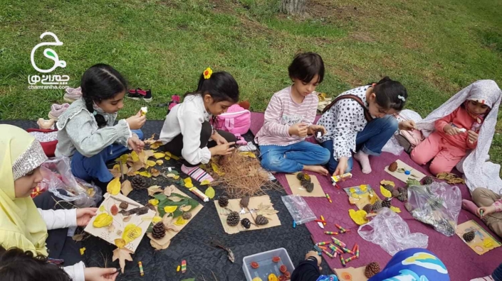 خانواده بزرگ شهید چمران درست کردن تابلو در دل طبیعت