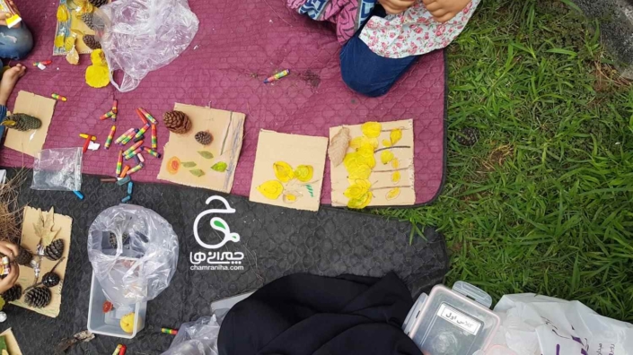 خانواده بزرگ شهید چمران درست کردن تابلو در دل طبیعت