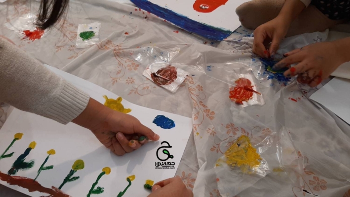 خانواده بزرگ شهید چمران نقاشی با گوش‌ پاک‌ کن